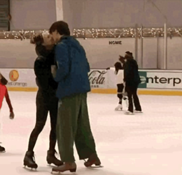 谷爱凌竟然恋爱了！与帅气男友在滑冰场热吻，网友：我的梦没有了