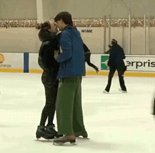 谷爱凌竟然恋爱了！与帅气男友在滑冰场热吻，网友：我的梦没有了